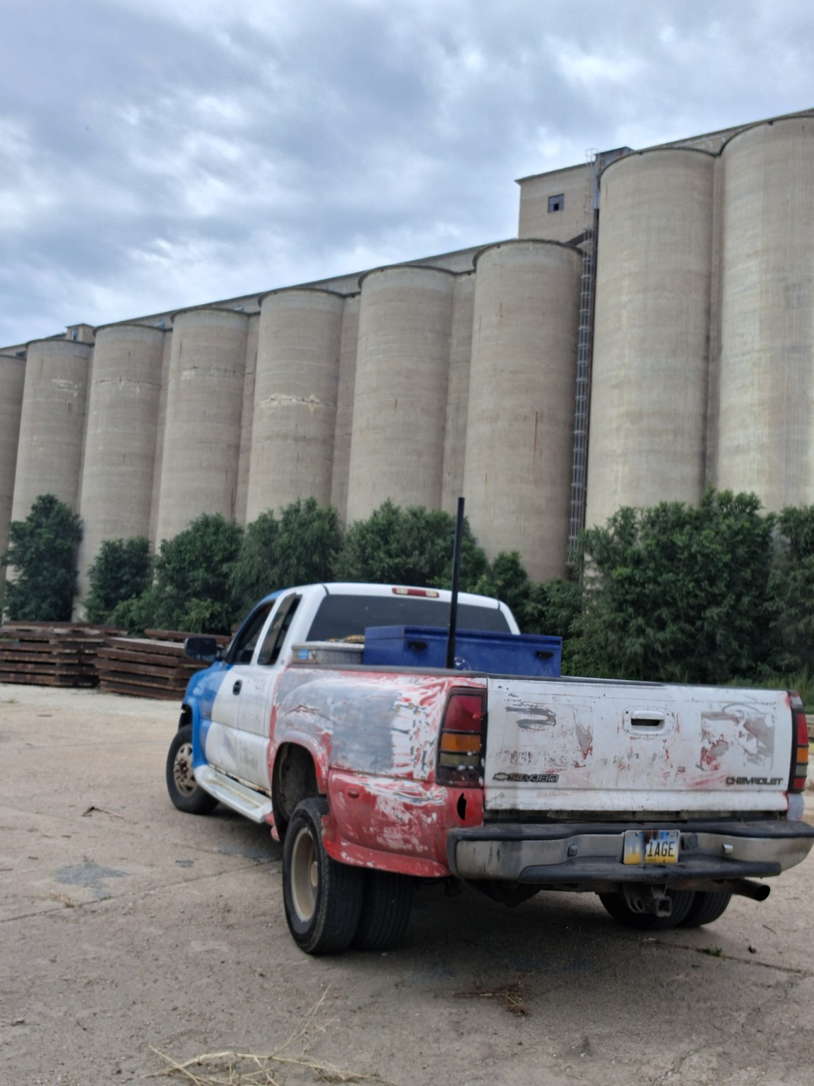 Mechanic On Demand service truck near Salina grain elevators